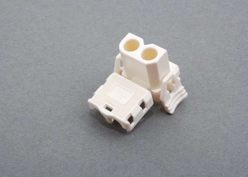 Steckergeh?use weiss
 BMW 61131378417