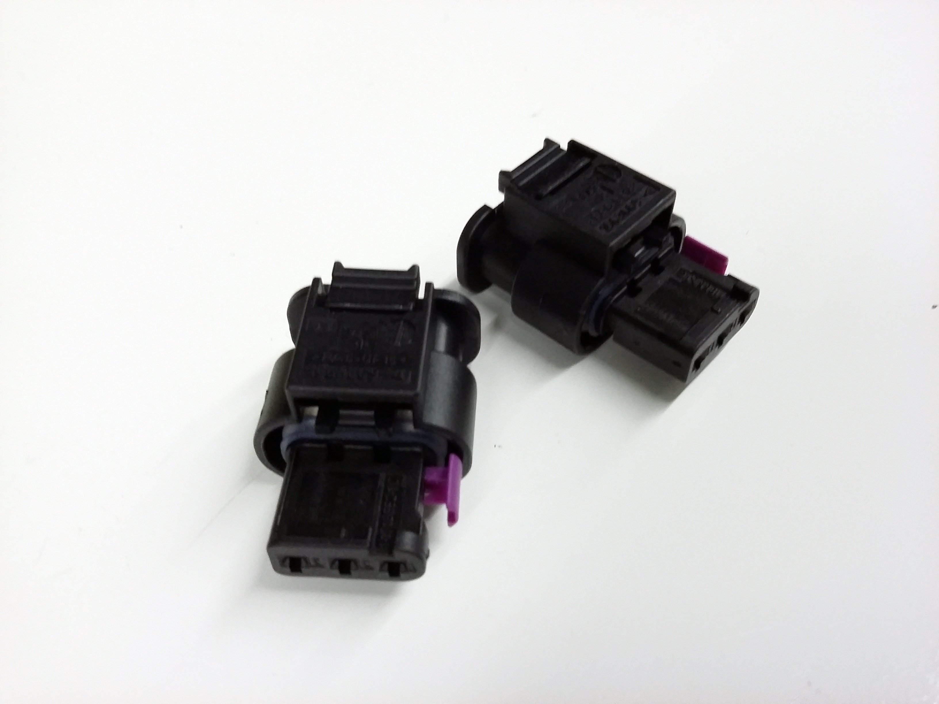 Корпус плоского разъёма
 VAG 4F0973703