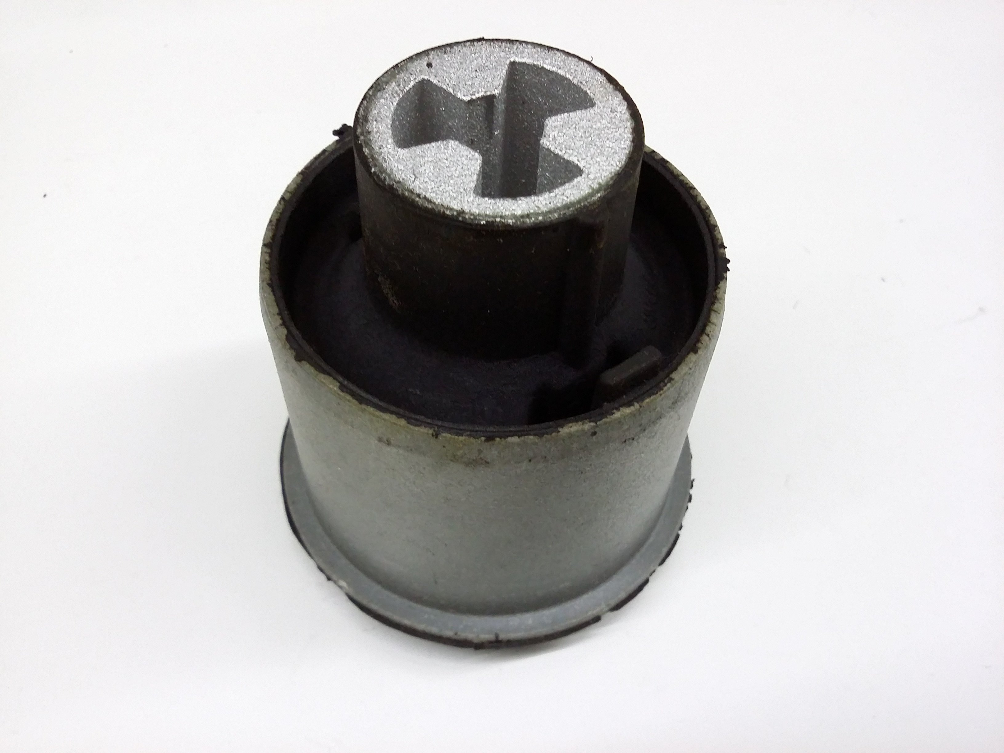 Cайлент-блок
 VAG 6R0501541A